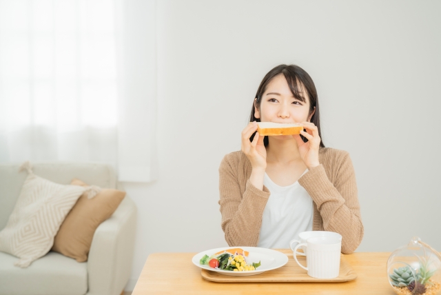 食パンを食べる女性