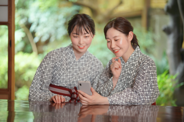 浴衣姿の2人の女性