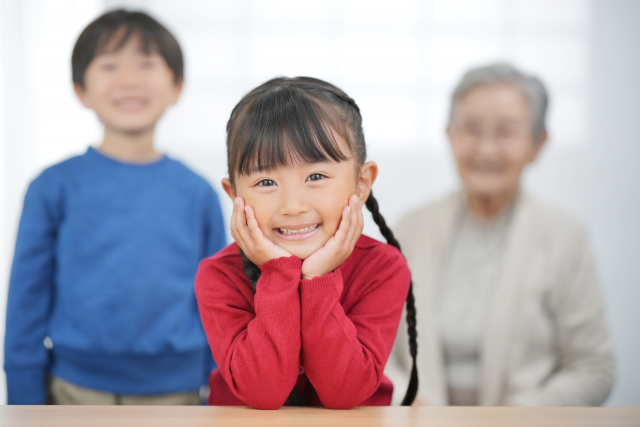 頬杖をついた笑顔の女の子