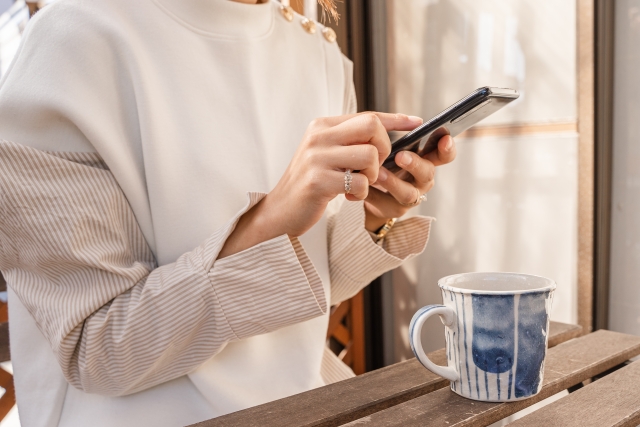 スマホを操作する女性